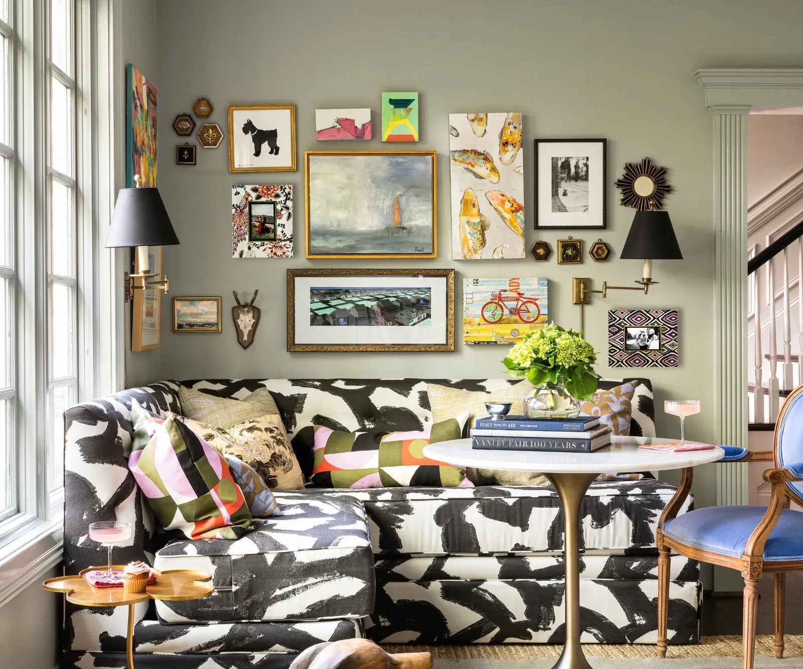 Gemütliche Ecke mit Sofa und Bildergalerie, alt und neu, gemischte Rahmen und Motive, ergänzt mit modischen Rahmen von PIC | PUNK