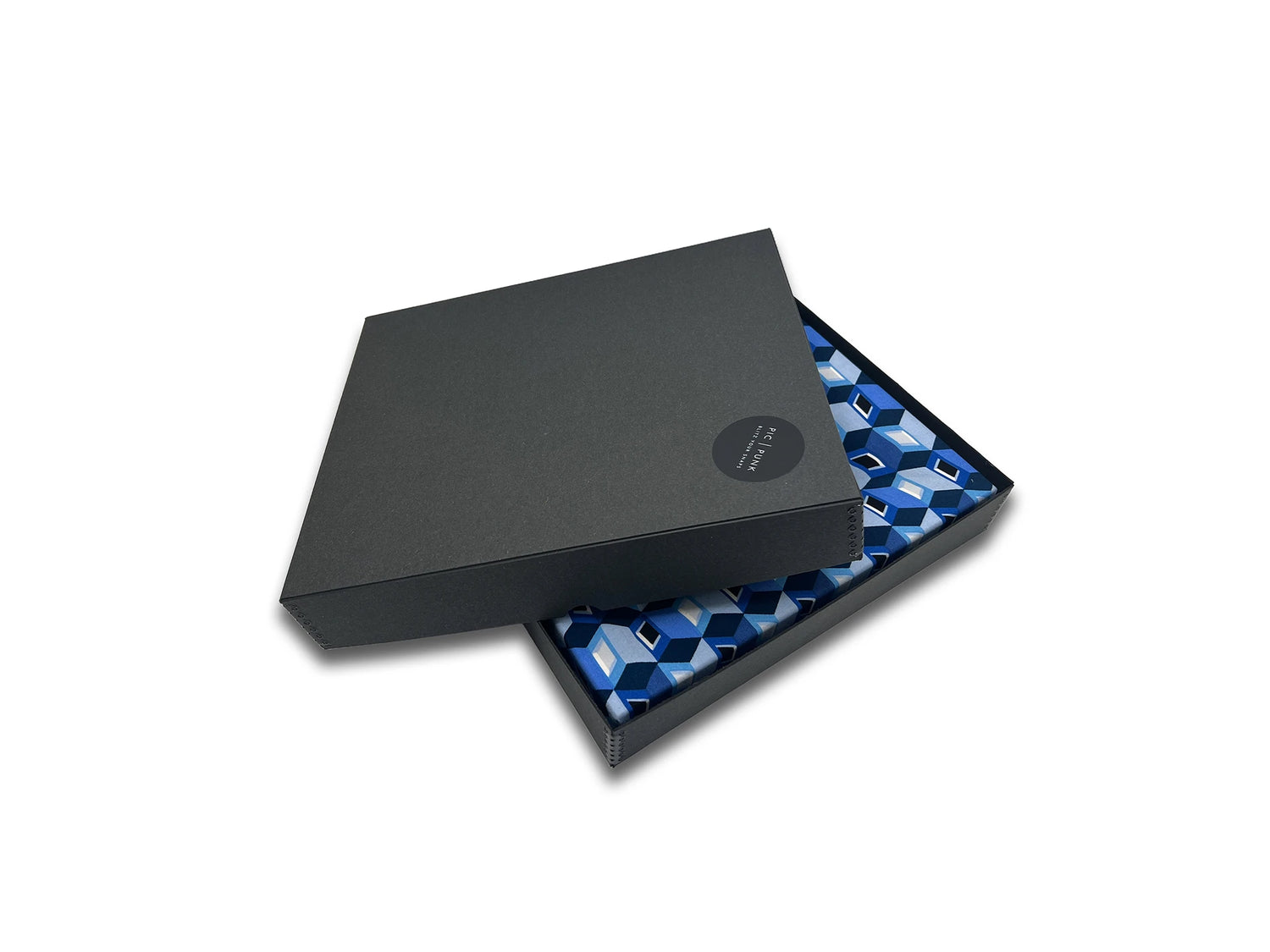 Ein blauer stoffbezogener Bilderrahmen liegt in einer schlichten, schwarzen Geschenkbox mit Metallelementen und dezentem PIC | PUNK Logo. Jeder Rahmen wird in dieser hochwertigen Box geliefert – ideal als stilvolles Geschenk oder zur sicheren Aufbewahrung.