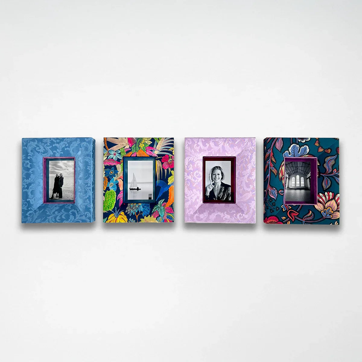 Stilvoll inszenierte Stoffrahmen von PIC | PUNK® auf einem schwarzen Tisch vor grauer Wand, flankiert von einer Tischlampe und einem senfgelben Designerstuhl – perfekte Kombination aus Kunst, Interior und Individualität.