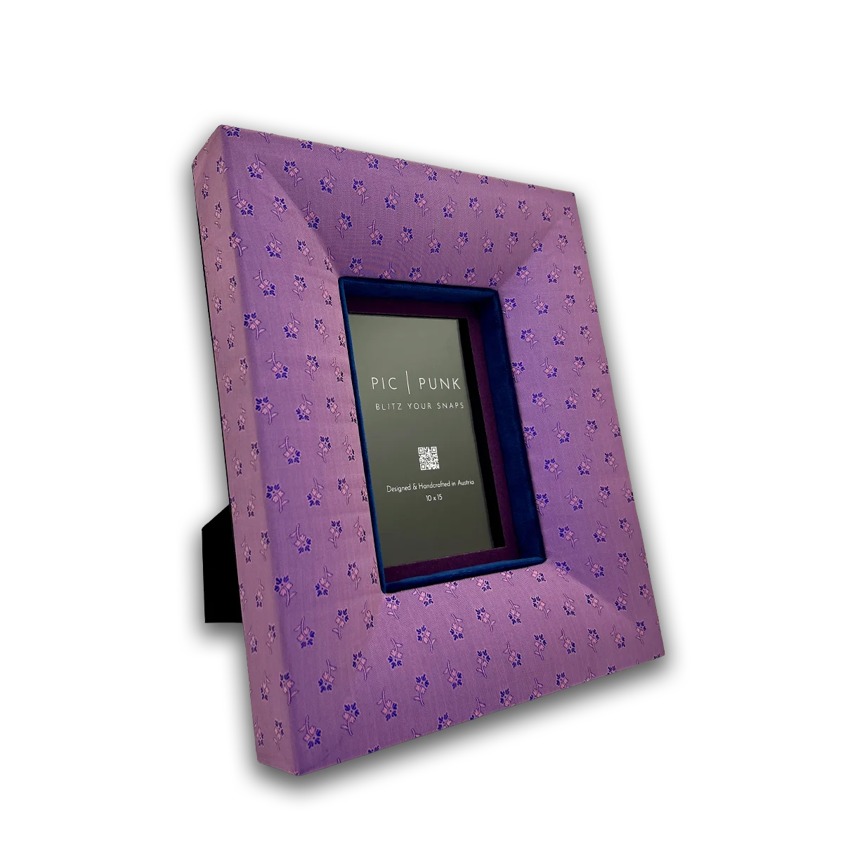 Handgefertigter Bilderrahmen im Austrian-Dirndl-Design aus altrosa Trachtenstoff mit feinem Blumenmuster, gefertigt in Österreich. Stoff-Bilderrahmen mit tiefem Samt-Inlay und Passepartout-traditionell inspiriertes Home-Dekor für stilvolle Wohnräume.