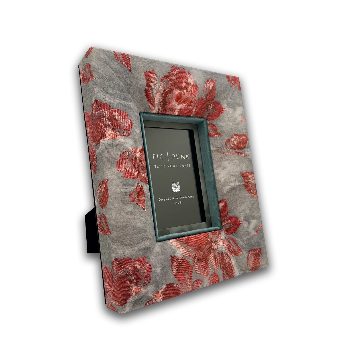Rechteckiger Bilderrahmen „Concrete Rose“ von PIC | PUNK® in aufrechter Hochformat-Ansicht, handgefertigt in Wien, grauer Soffbezug in Betonoptik mit großflächigem rotem Rosenmotiv, klar erkennbare rechteckige Form mit Graublauem Samt-Inlay und grauem Passepartout, moderner Designrahmen für Fotos, Kunstprints und stilvolle Wandgestaltung im Interior Design.