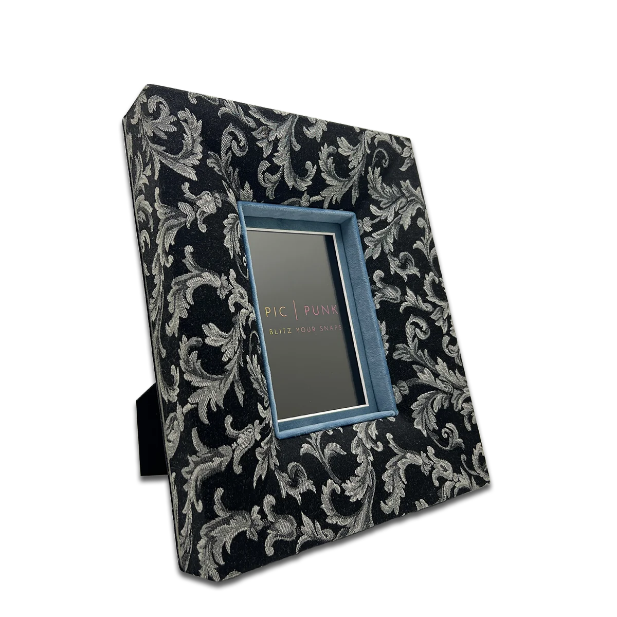 Edler Bilderrahmen im Hochformat aus schwarzem Jacquard-Stoff mit weißem/hellgrauem Barockmuster und hellblauem Samt Inlay – geeignet für Fotos im Format 10x15 cm, perfektes Wohnaccessoire für stilvolles Interior Design.