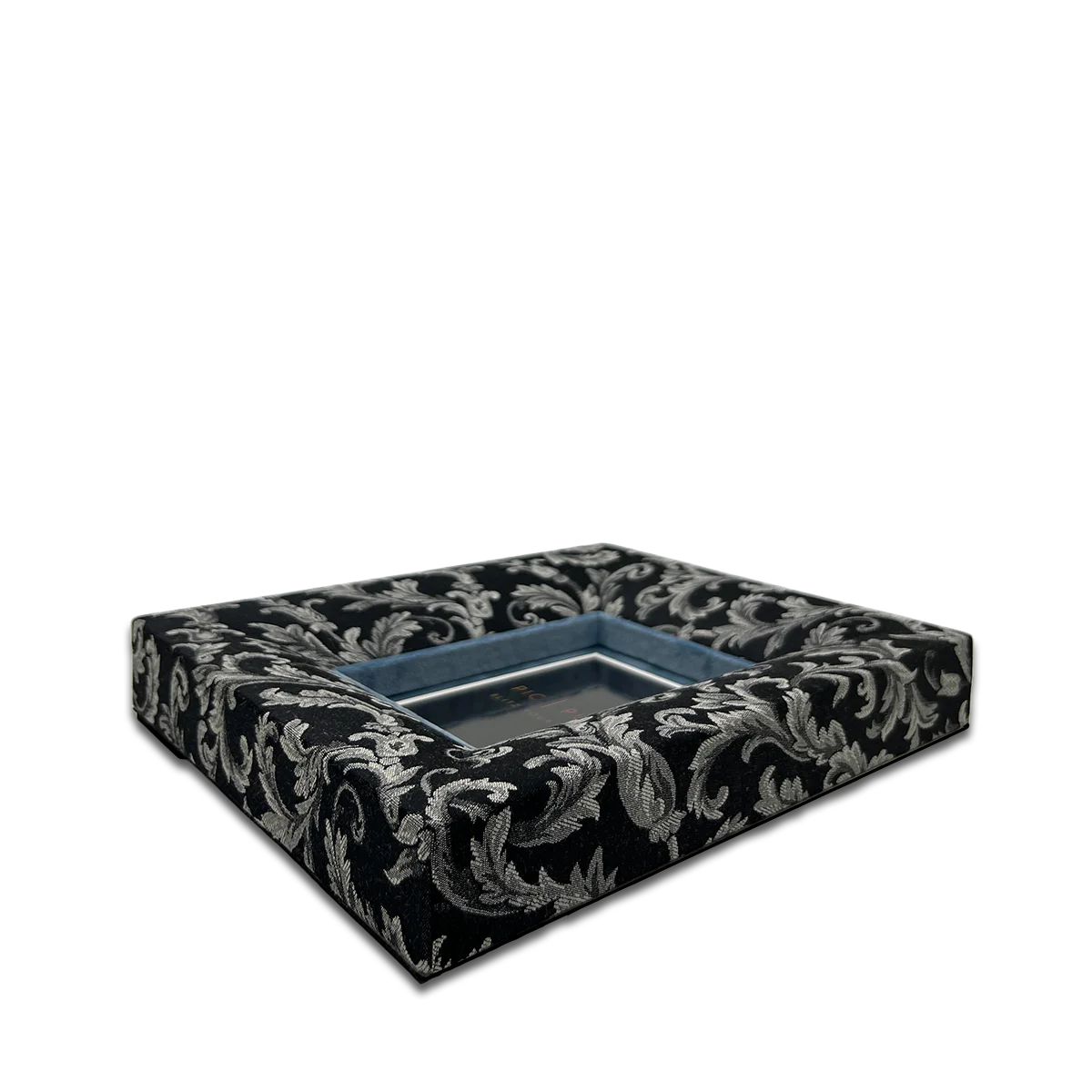 Flach liegender rechteckiger Bilderrahmen mit Stoffbezug – Jacquard in Schwarz mit weiß-hellgrauem Barockmuster, samtiges hellblaues Inlay, edles Wohnaccessoire für Fotos im Format 10x15 cm, handgefertigt in Österreich.