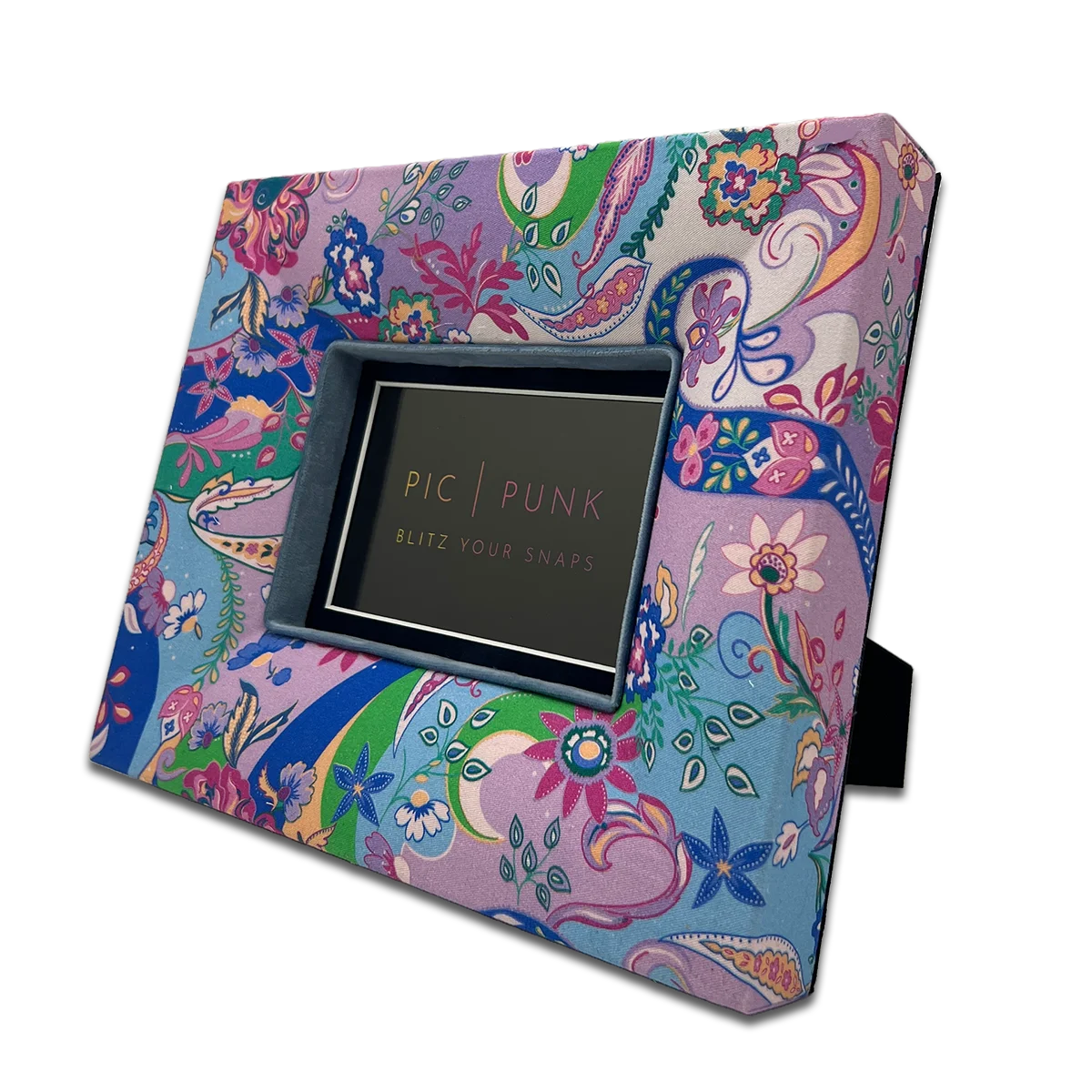 Boho-Fotorahmen aus Stoff im floralen Paisley-Design in Rosa, Blau und Grün mit dunkelblauem Samtpassepartout und Glaseinsatz, rechteckig, hier querformatig verwendet, handgefertigt in Österreich – dekorativer Design-Bilderrahmen im Hippie-Stil für Fotos im Format 10x15 cm.