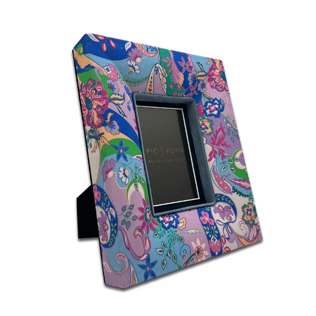 Boho-Fotorahmen , hier im Hochformat aufgestellt, mit farbenfrohem floralen Paisley-Muster in Rosa, Blau, Grün und Lila auf Baumwollstoff, mit dunkelblauem Samtpassepartout und Glaseinsatz, handgefertigt in Österreich – verspielter Design-Bilderrahmen für Fotos 10x15 cm