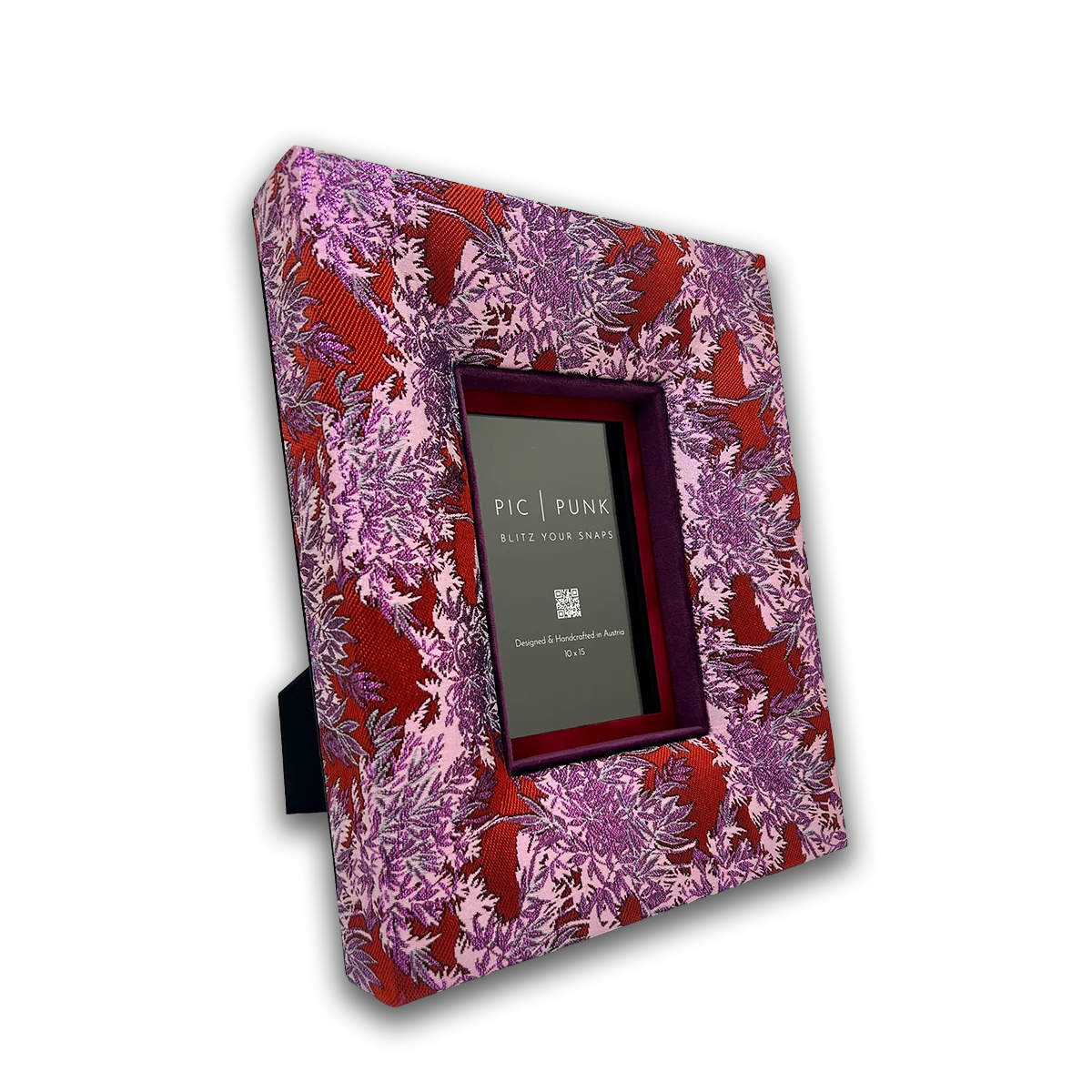 Farbenfroher, rechteckiger Bilderrahmen „Neon Orchid“ von PIC | PUNK® im Hochformat, handgefertigt in Österreich, intensives florales Stoffdesign in Pink-, Violett- und Rottönen, markanter Rahmen mit Tiefe und farbigem Innenrand, dekoratives Statement-Objekt für Boho-Interiors, kreative Wohnkonzepte und ausdrucksstarke Wanddeko in modernen Räumen.