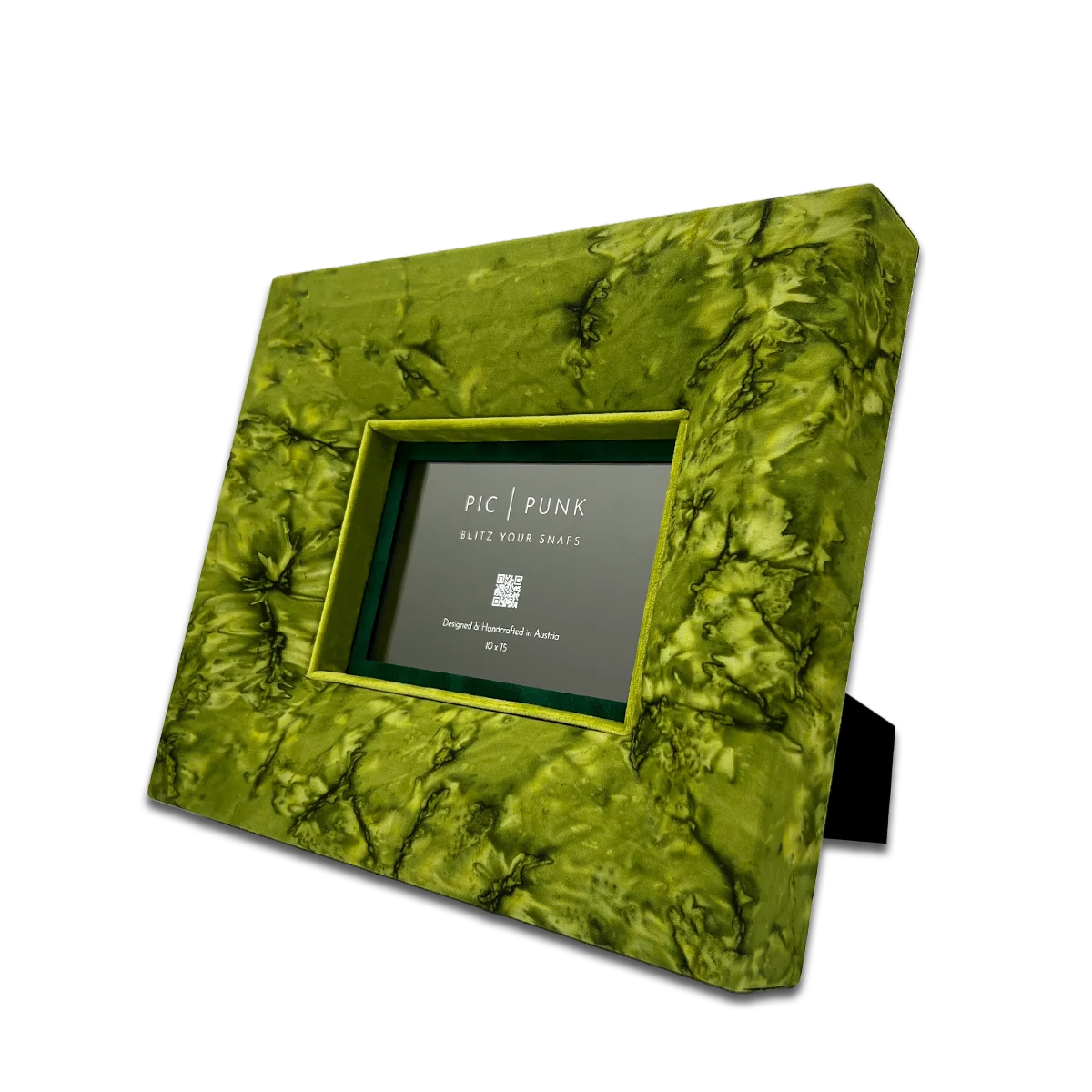 Grüner stoffbezogener Design-Bilderrahmen „Emerald Glow“ mit luxuriöser, schimmernder Textur – handgefertigt in Österreich. Ideal als stilvolle Wohnaccessoire oder Geschenkidee.