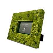 Grüner stoffbezogener Design-Bilderrahmen „Emerald Glow“ mit luxuriöser, schimmernder Textur – handgefertigt in Österreich. Ideal als stilvolle Wohnaccessoire oder Geschenkidee.