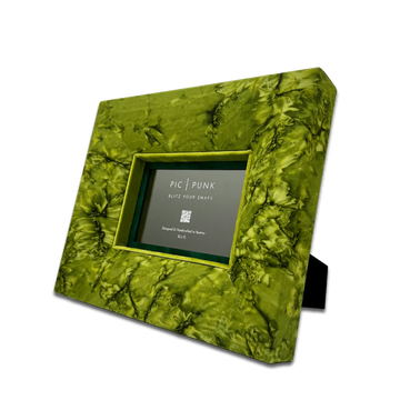 Grüner stoffbezogener Design-Bilderrahmen „Emerald Glow“ mit luxuriöser, schimmernder Textur – handgefertigt in Österreich. Ideal als stilvolle Wohnaccessoire oder Geschenkidee.
