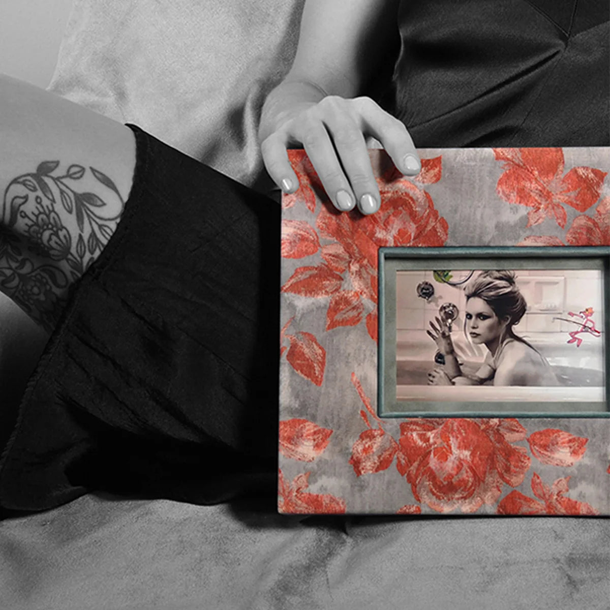 Handgefertigter Design-Bilderrahmen „Concrete Rose“ von PIC | PUNK Vienna aus floraler Stoffbespannung, inszeniert als Statement Piece in einem modernen Interior – dekorativer Rahmen für Kunst, Fotografien und besondere Erinnerungen