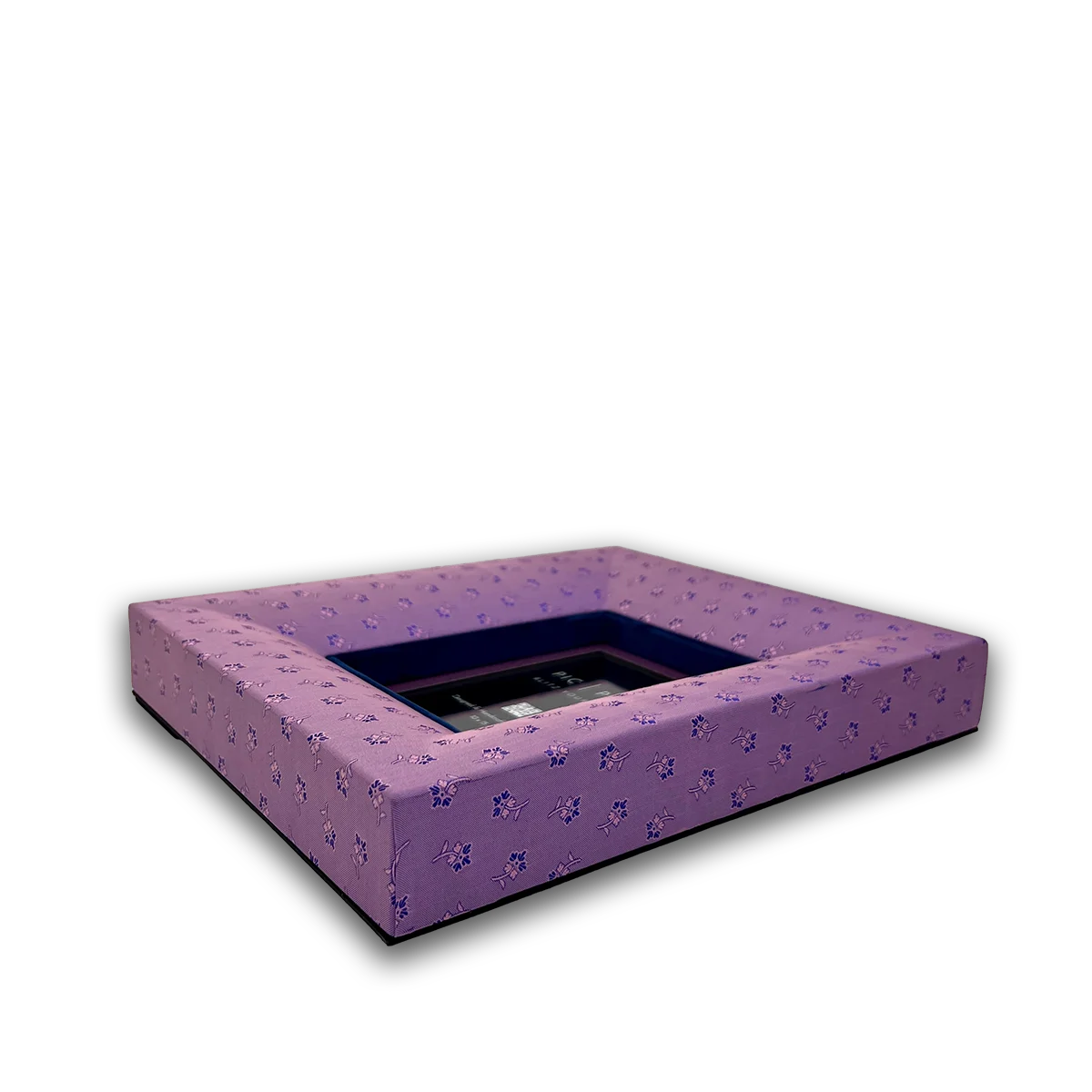 Handgefertigter Bilderrahmen im Dirndl-Stil aus altrosa Trachtenstoff mit zartem Blumenmuster, flach liegend dargestellt. Der exklusive Stoffrahmen verfügt über ein edles, tiefes Samt-Inlay und ein Passepartout. In Österreich gefertigt, ideal als dekorativer Design-Bilderrahmen für Wohnraum, Geschenkidee oder stilvolle Home-Deko im alpinen und modernen Interior-Stil.