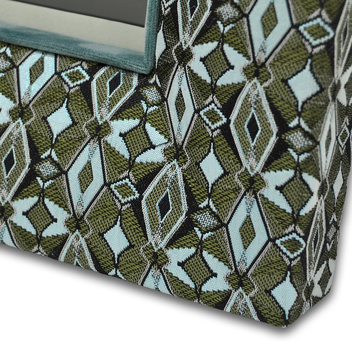 Detailaufnahme des Bilderrahmens „Greenwich Muse“ von PIC | PUNK mit olivgrün-creme geometrischem Art-Déco-Jacquard, textiler Oberfläche und sauber gearbeiteten Kanten - handgefertigter Designer-Bilderrahmen