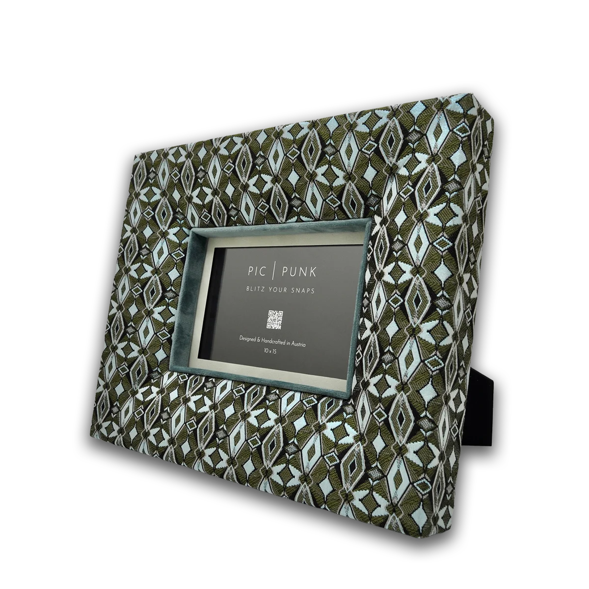 Design-Bilderrahmen „Greenwich Muse“ von PIC | PUNK mit olivgrün-cremem geometrischem Art-Déco-Stoffmuster, hellblauen Akzenten -Samt-Inlay und hellem Passepartout – handgefertigtes Statement Design für moderne Interiors und individuelle Wandgestaltung