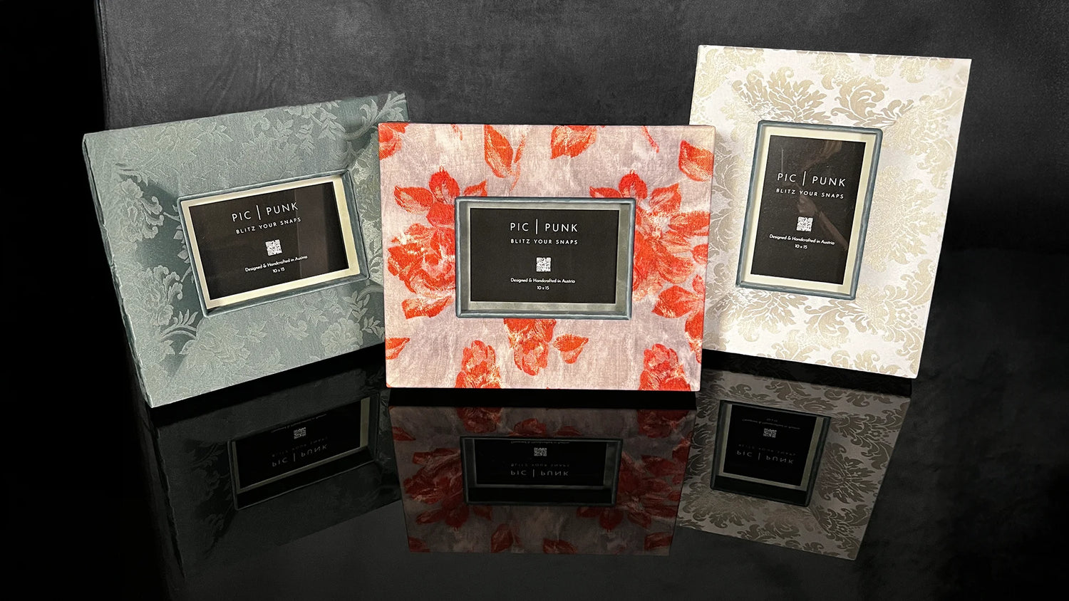 Drei handgefertigte Design-Bilderrahmen von PIC | PUNK mit floralen Mustern in Jadegrün, Rot und Creme auf schwarzer, spiegelnder Fläche – moderne Deko-Rahmen und Statement Design für stilvolle Wohnräume. Stilvolles Home Decor & Perfektes persönliches Geschenk.