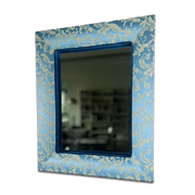 Handgefertigter Wandspiegel mit hellblauem Jacquard-Stoffrahmen im floralen Imperial Sky Design – edles Wohnaccessoire von PIC | PUNK, hergestellt in Österreich