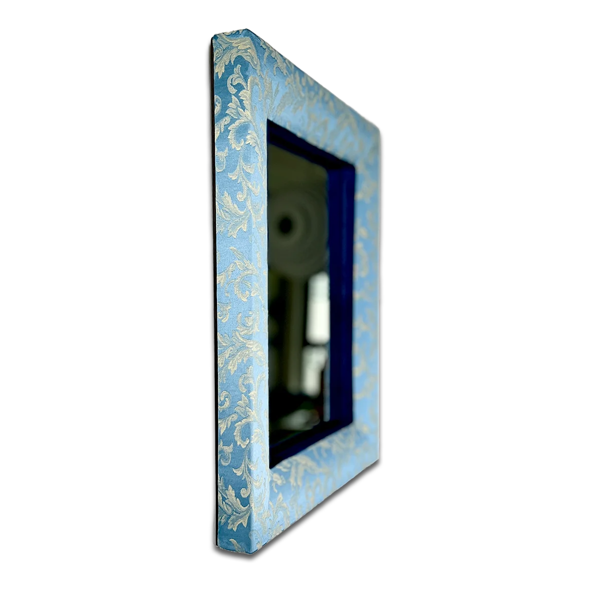 Seitenansicht des handgefertigten Spiegels Imperial Sky mit floraler Jacquard-Stoffverkleidung in Himmelblau - eleganter Rahmen mit Tiefe von PIC | PUNK
