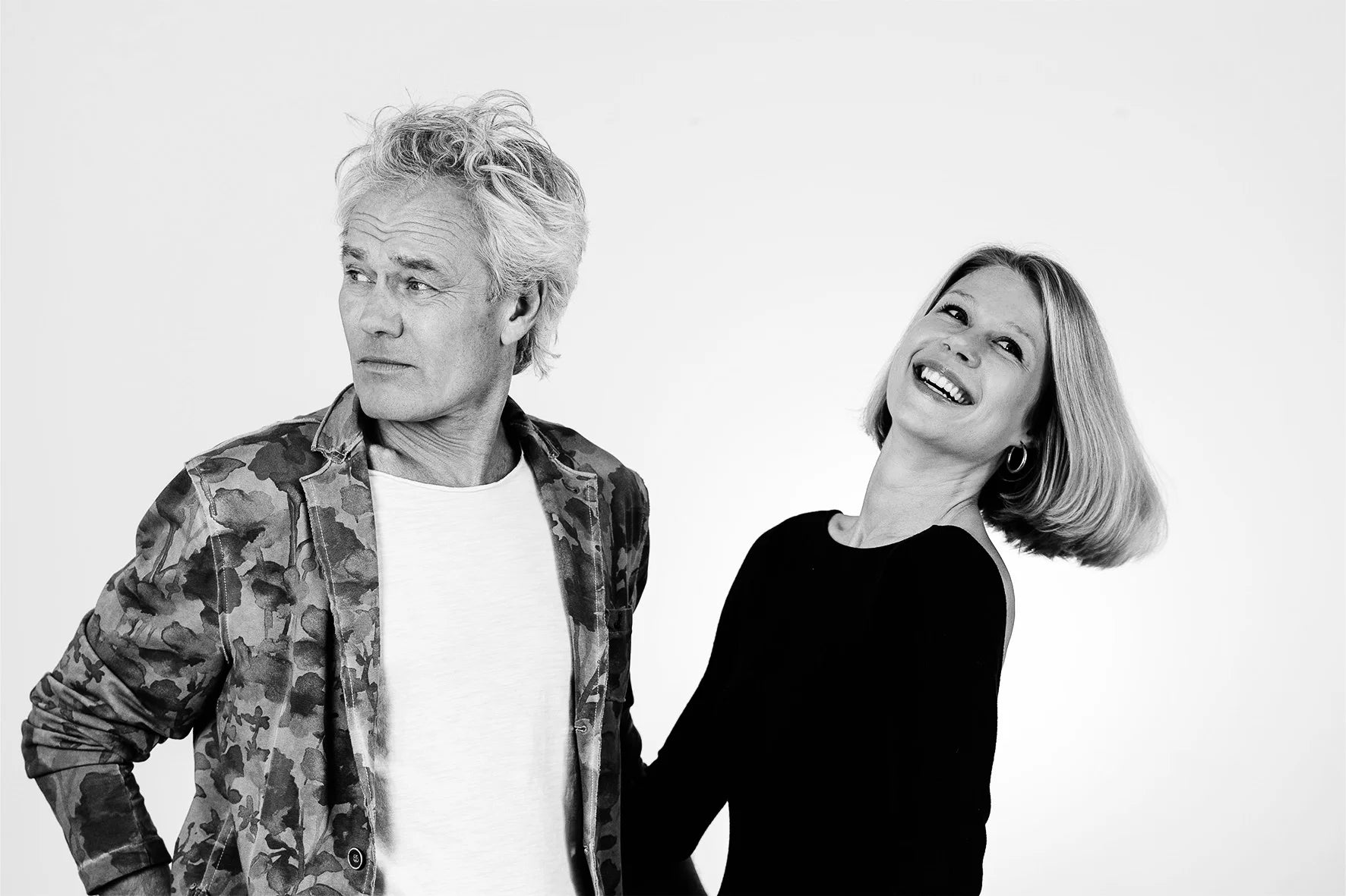 Zwei Kreative im Studio – Schwarz-Weiß-Fotografie eines Design-Duos, das moderne Interior-Produkte entwickelt – Lifestyle-Marke im Porträt