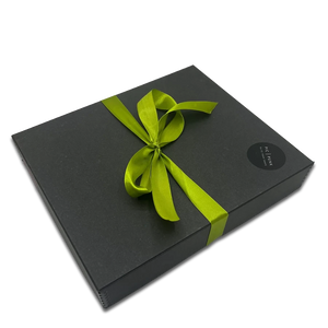 Elegante schwarze Geschenkbox mit grüner Schleife – hochwertige Verpackung für die stoffbezogenen Design-Bilderrahmen von PIC | PUNK. Ideal als stilvolles Geschenk für besondere Anlässe.