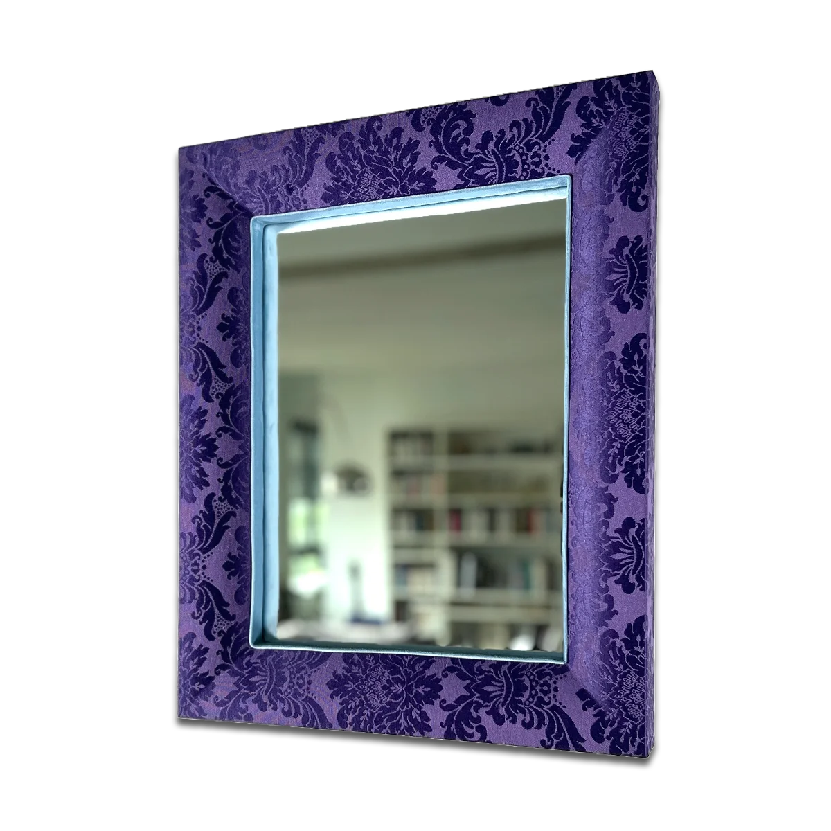 Violetter Wandspiegel mit floralem Stoffbezug – rechteckiger Designspiegel mit Hellblauem Samt Inlay. Handgefertigt in Österreich, ein dekorativer Eyecatcher für modernes Interiors.