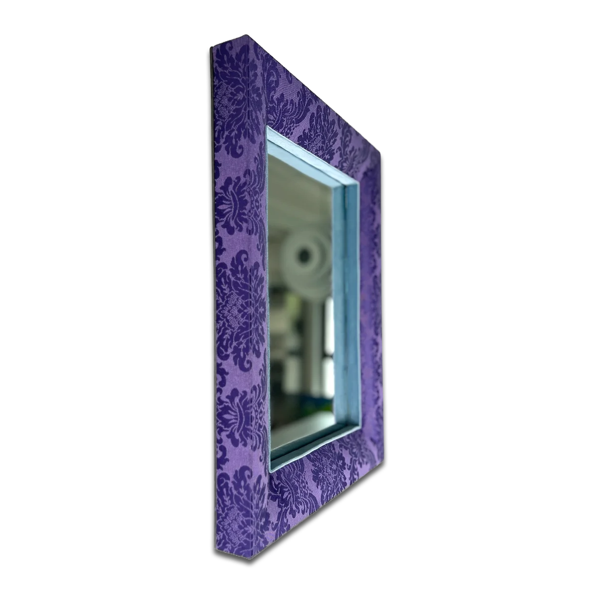 Violetter Wandspiegel mit floralem Stoffbezug – rechteckiger Designspiegel mit Hellblauem Samt Inlay. Handgefertigt in Österreich, ein dekorativer Eyecatcher für modernes Interiors.