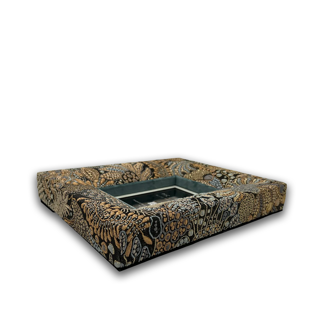 Flach liegend dargestellter, rechteckiger Bilderrahmen „Urban Glam“ von PIC | PUNK®, präzise  tapezierter Stoffrahmen in mit auffälligem Ornamentmuster in Gold- und Kupfertönen, deutlich sichtbare Rahmenhöhe und plastische Tiefe, hochwertiges Designobjekt für exklusive Wandgestaltung, luxuriöse Wohnräume und moderne Galeriewände, handgefertigt in Österreich.