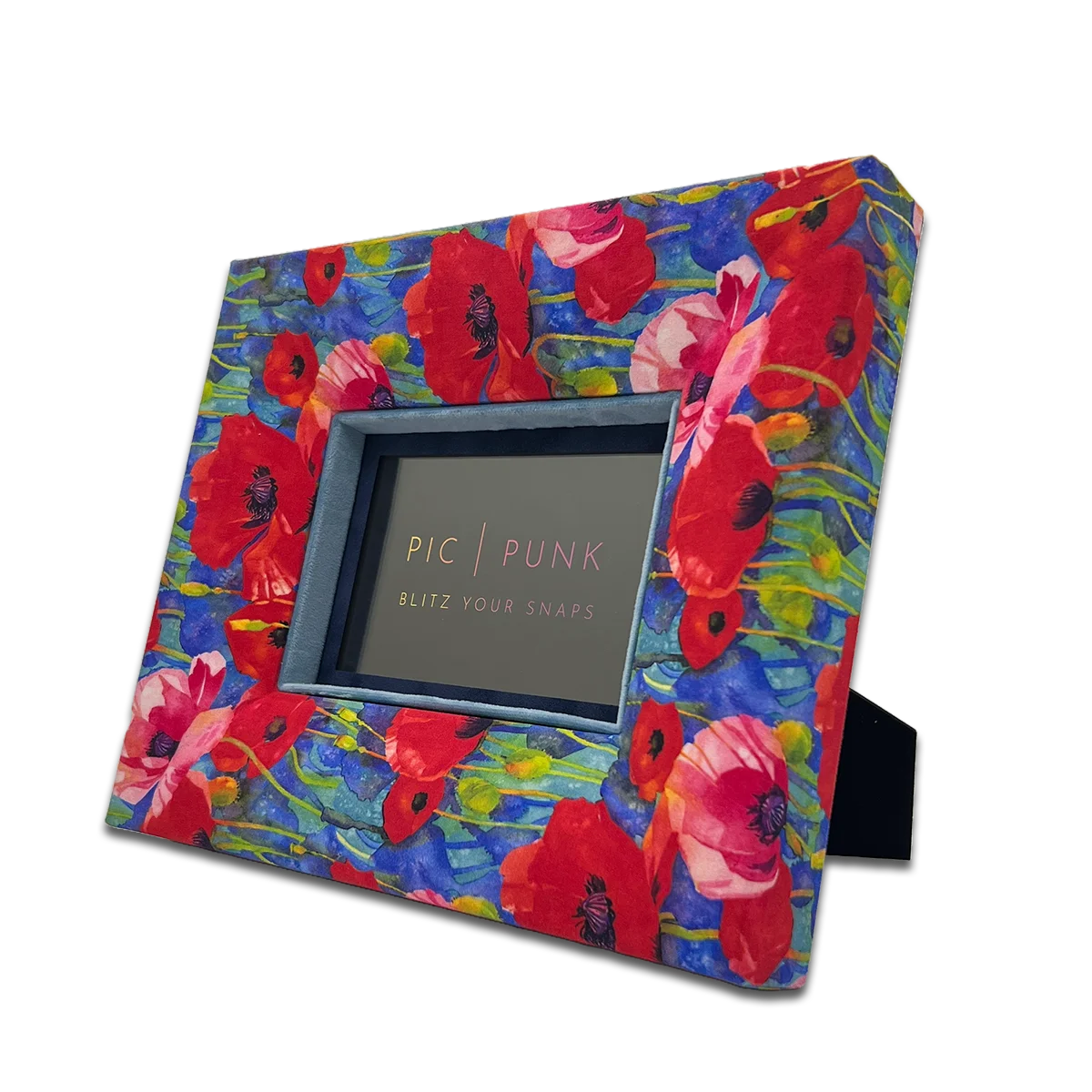 Design-Fotorahmen mit farbenfrohem Mohnblumenmuster (rot, blau ,grün) auf hochwertigem Stoffbezug – rechteckiger Rahmen mit hellblauem Samt-Inlay, dunkelblaueem Passepartout, handgefertigt in Österreich für moderne Interior-Akzente und kreative Fotogestaltung. Ideal für 10x15cm Fotos.