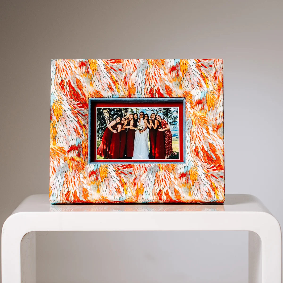 Design Bilderrahmen mit farbenfrohem Stoff in Koralle, Weiß und Orange – Querformat, lebendiges Interior-Stimmungsbild, handgefertigt von PIC | PUNK, für 10x15 cm Fotos