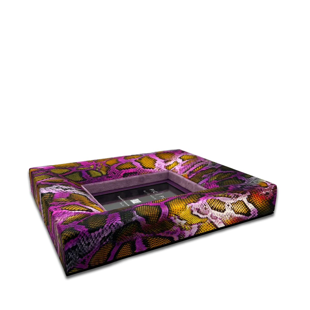 Detailansicht Design Bilderrahmen mit Schlangenmuster in Lila, Pink und Gelb – Stoffbezug, flach liegend, handgefertigt von PIC | PUNK, für 10x15 cm Fotos