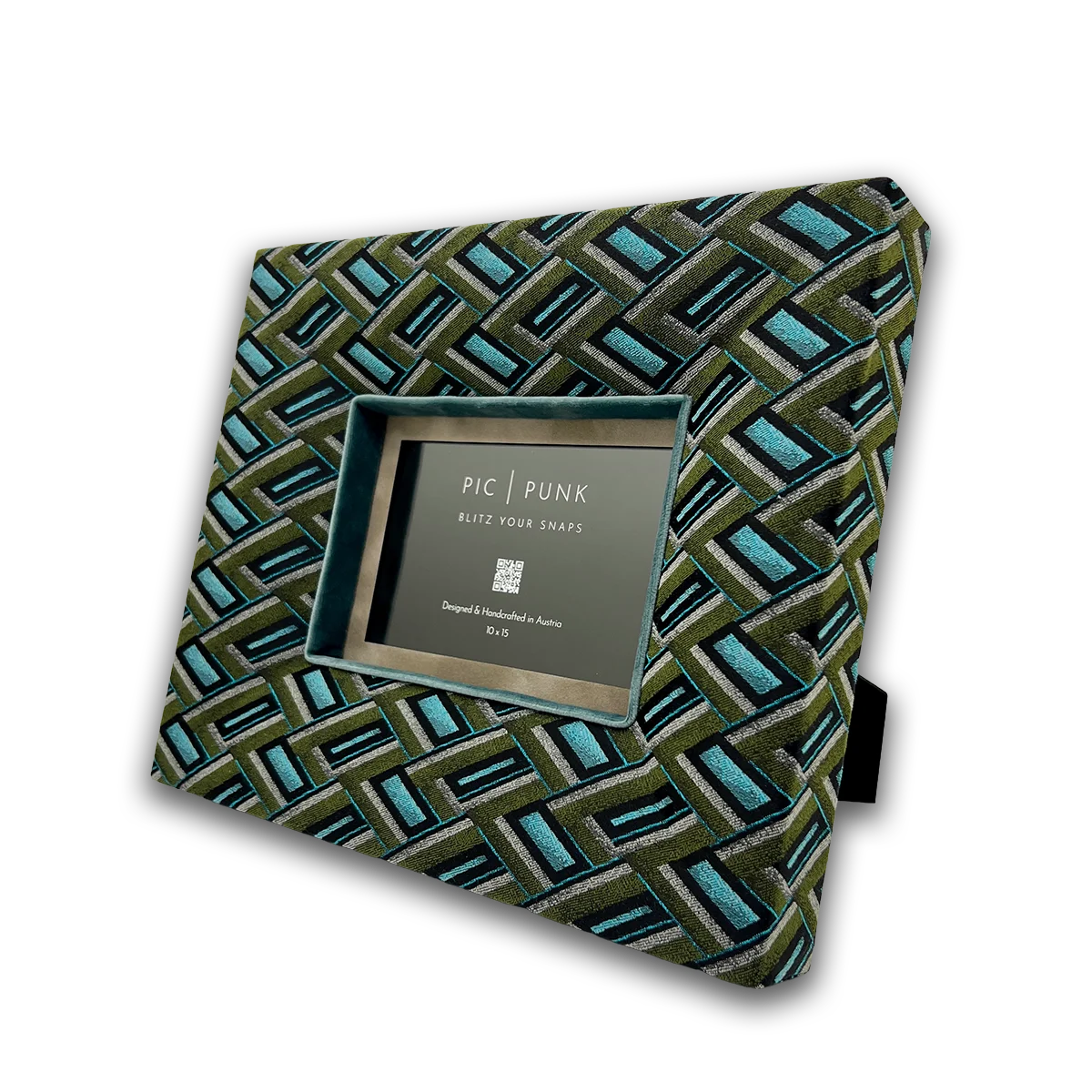 Design Bilderrahmen Beverly Pools von PIC | PUNK® – handgefertigt in Österreich aus Fichtenholz, mit exklusivem Stoffbezug in geometrischem Muster in Blau und Grün - ideal als einzigartiges Wohnaccessoire, Wanddeko oder Geschenk.