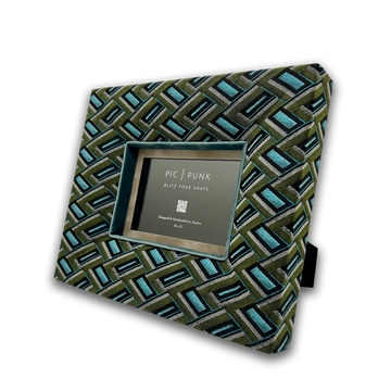 Design Bilderrahmen Beverly Pools von PIC | PUNK® – handgefertigt in Österreich aus Fichtenholz, mit exklusivem Stoffbezug in geometrischem Muster in Blau und Grün - ideal als einzigartiges Wohnaccessoire, Wanddeko oder Geschenk.