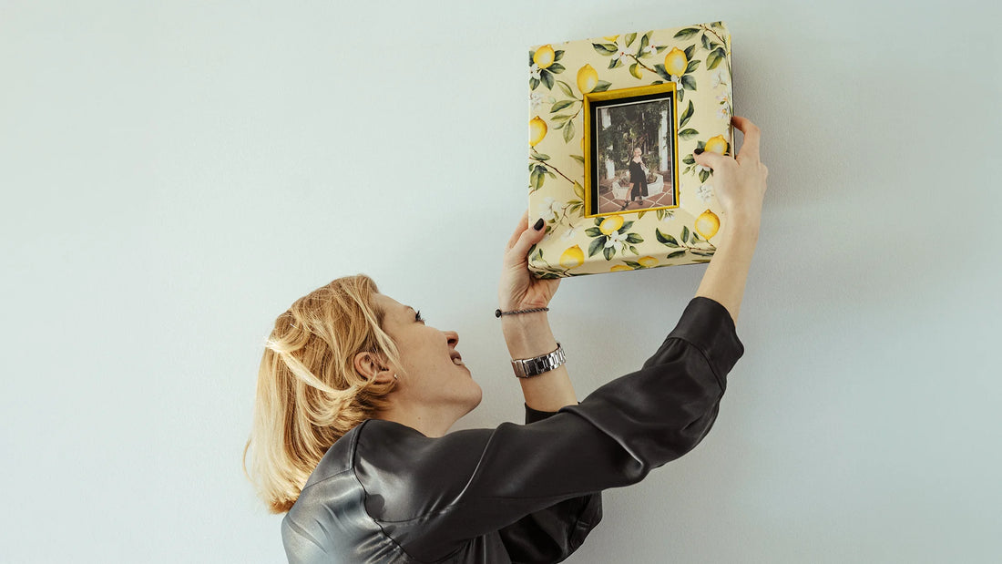 Person hält einen stoffbezogenen PIC | PUNK Bilderrahmen an eine Wand