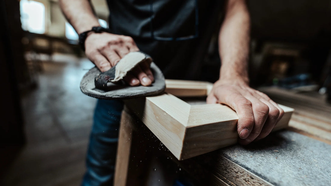 Feinschliff eines Holzrahmens von Hand in der PIC | PUNK Werkstatt