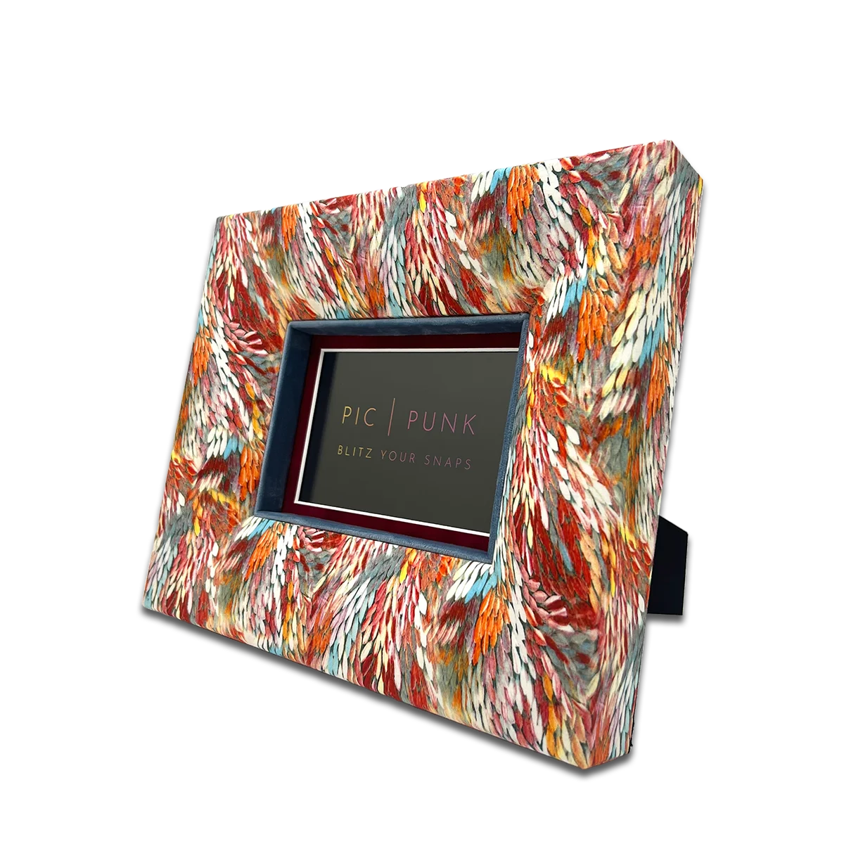 Handgemachter Bilderrahmen mit Stoffbezug im Coral Bloom Design – sommerliche Farben in Orange, Rot und Weiß, Querformat mit hellblauem Samt-Inlay und bordeauxfarbenem Passepartout, ideal für 10x15 Fotos und moderne Wohnräume.