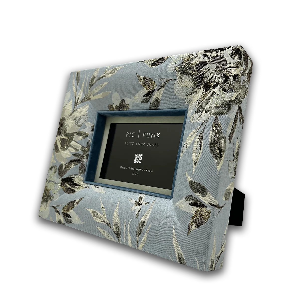 Handgefertigter Designer-Bilderrahmen Maison Azur mit floralem Stoffbezug aus Jacquardstoff in Himmelblau, Silber und Dusty Blue.