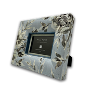 Handgefertigter Designer-Bilderrahmen Maison Azur mit floralem Stoffbezug aus Jacquardstoff in Himmelblau, Silber und Dusty Blue.