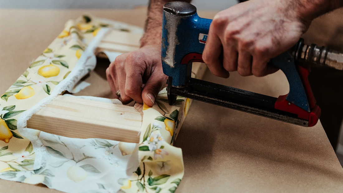 Textile Bespannung eines Bilderrahmens in Handarbeit in der PIC | PUNK Manufaktur 